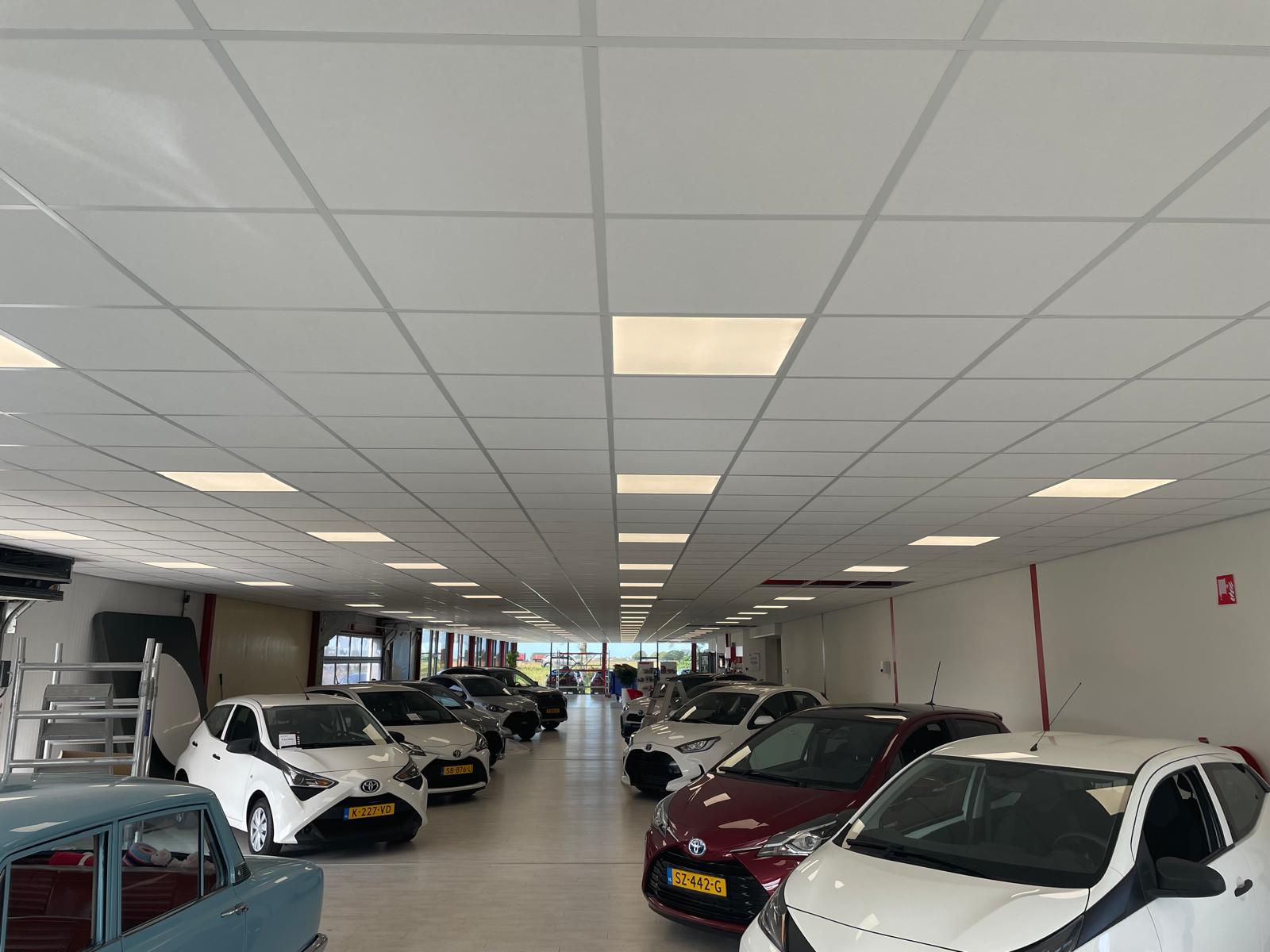 Autoshowroom met afgewerkt inleg systeemplafond, gemonteerd door PlafondPartners in Groningen